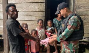 PEDULI KEPADA WARGA PEDALAMAN PAPUA, SATGAS YONIF 143/TWEJ BAGIKAN PAKAIAN LAYAK PAKAI