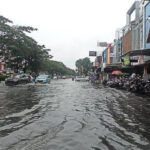 7 Jam Tak Kunjung Surut, wargaNet: Katanya Penanganan Banjir Era Heru Lebih Baik, Mana Buktinya Bong?