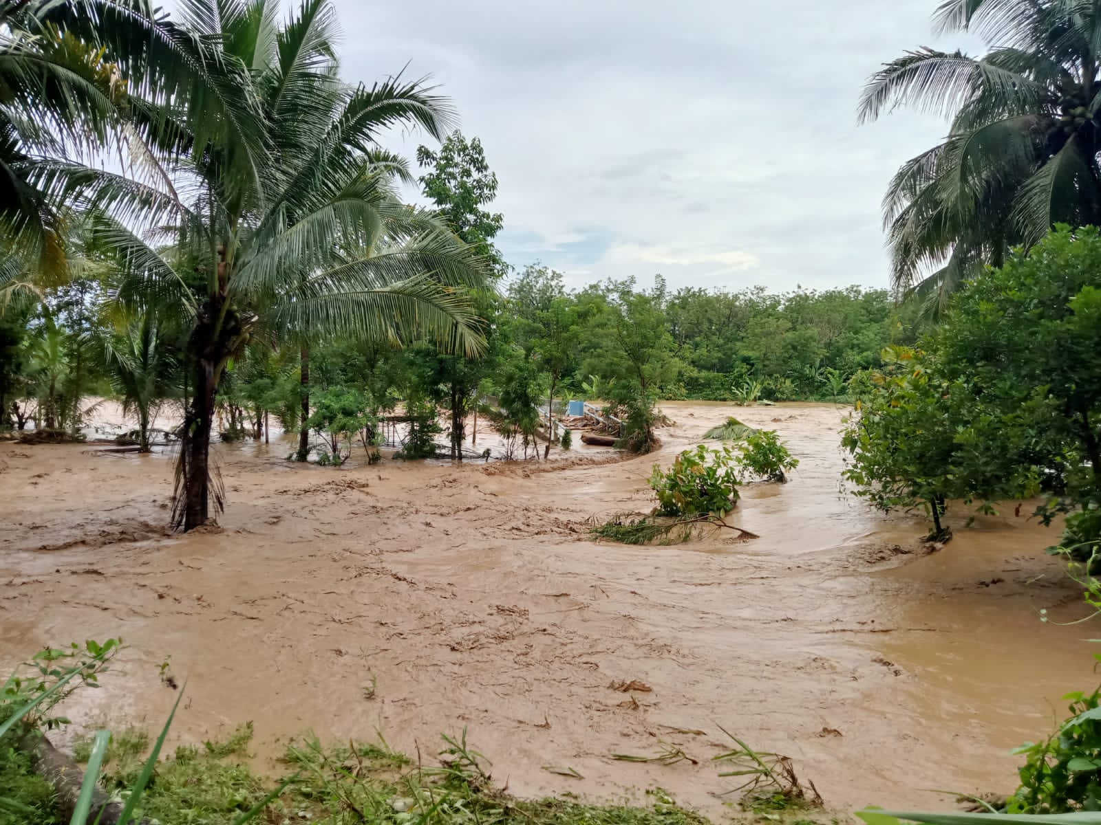 Aliran Sungai Lematang Meluap, Jalan Lintas Lahat - Pagar Alam Macet Total