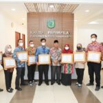 Pj Bupati Muba Beri Penghargaan Petugas BNNP Sumsel Pj Bupati Muba Beri Penghargaan Petugas BNNP Sumsel