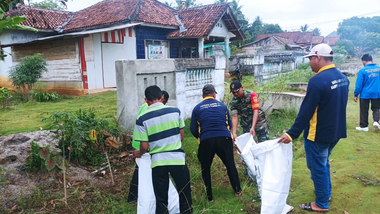 TNI-POLRI BERSAMA WARGA KAMPUNG TANJUNG RAYA BERSINERGI LAKUKAN JUM'AT BERSIH