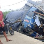 Truk Tangki Pertamina Tabrak Warung Milik Warga