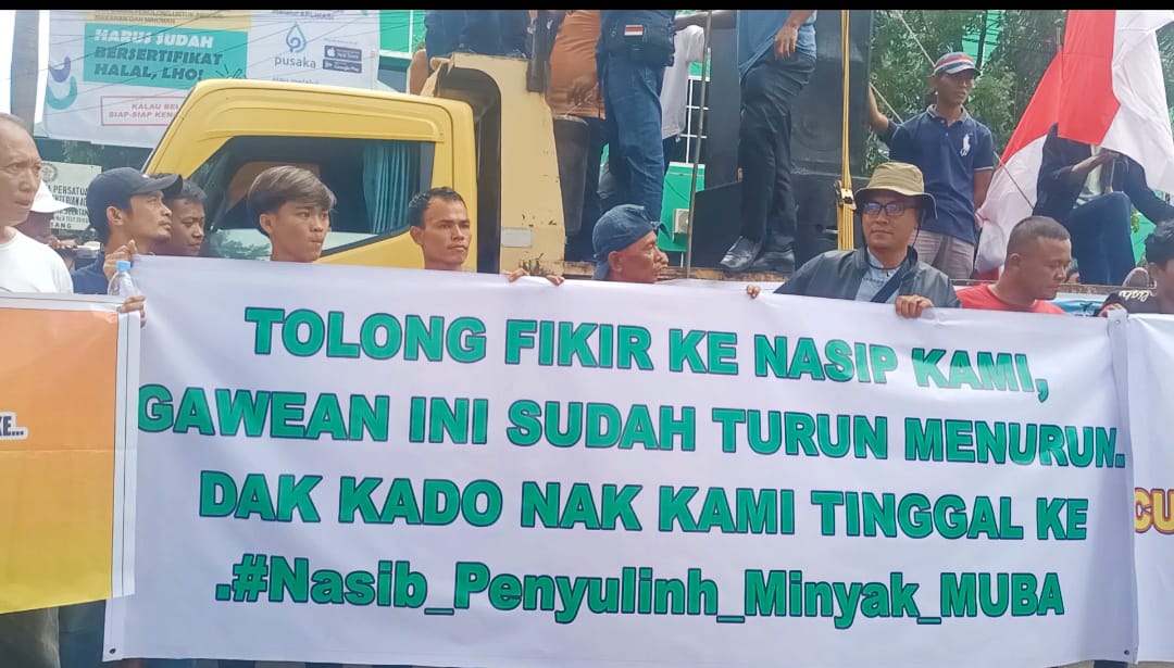 Massa Aksi di Kantor Gubernur Minta Sumur Bor Minyak di Muba Dilegalkan 