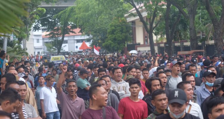 Massa Aksi di Kantor Gubernur Minta Sumur Bor Minyak di Muba Dilegalkan