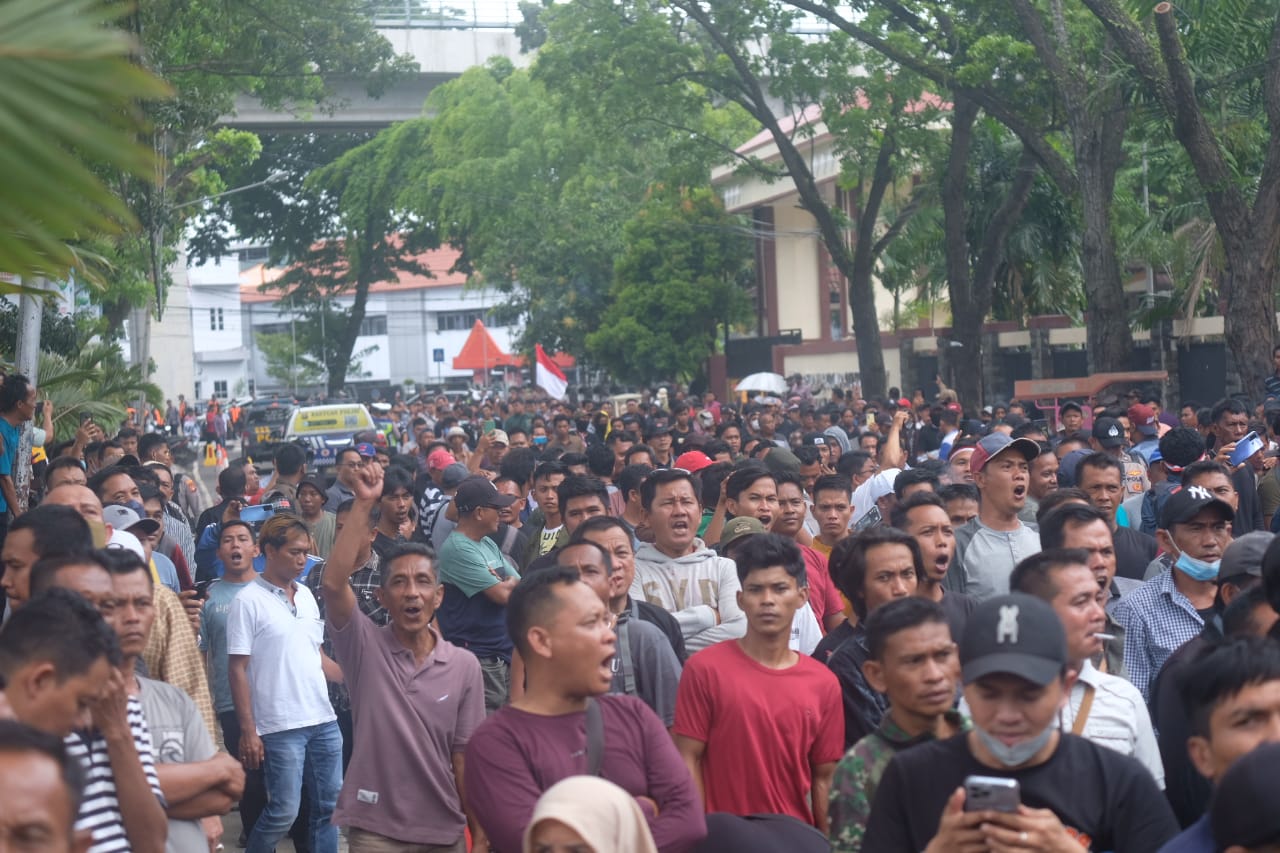 Massa Aksi di Kantor Gubernur Minta Sumur Bor Minyak di Muba Dilegalkan