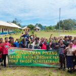 Satgas Yonif Raider 142/KJ Bagikan Tanam Pinang Batara  di SMP Yakpesmi