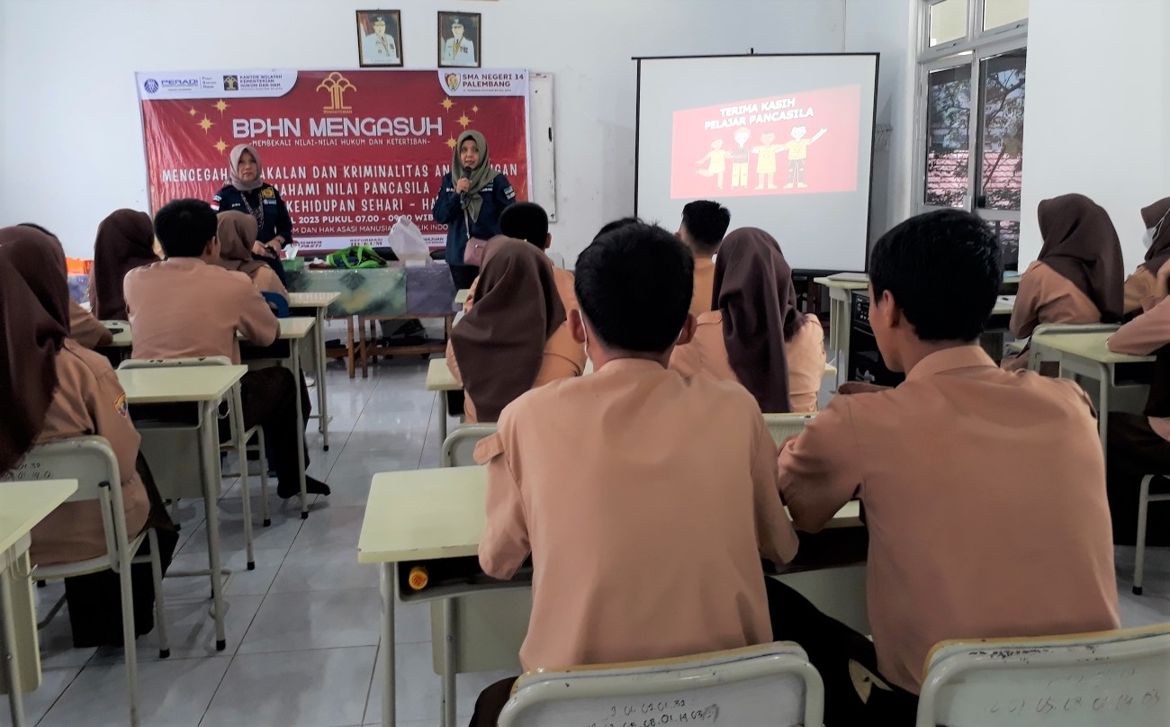 Penyuluhan : Penyuluhan hukum BPHN Mengasuh oleh PBH Peradi Palembang di SMAN 14 Palembang.