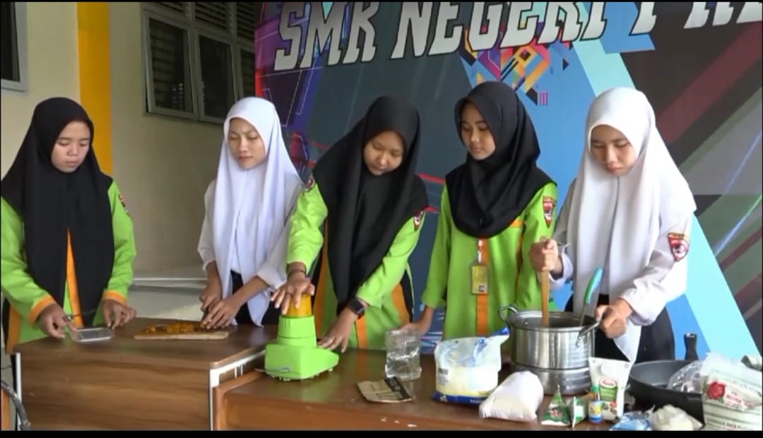 Siswi SMK di Muba Olah Kelapa Sawit Jadi Selai dan Dodol