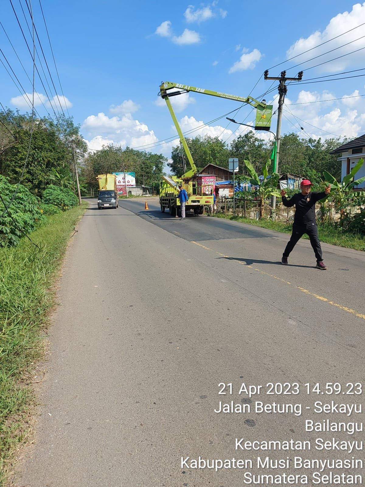 PJ Bupati Muba Tanggapi Aduan Warga Jalan Rusak bandar jaya dan Padamnya Lampu Jalan