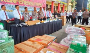 Barang Ilegal Asal Tingkok Diamankan Bersama Dua Tersangka Ekspedisi