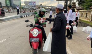 Ditreskrimum Polda Sumsel Bagikan Takjil Untuk Masyarakat