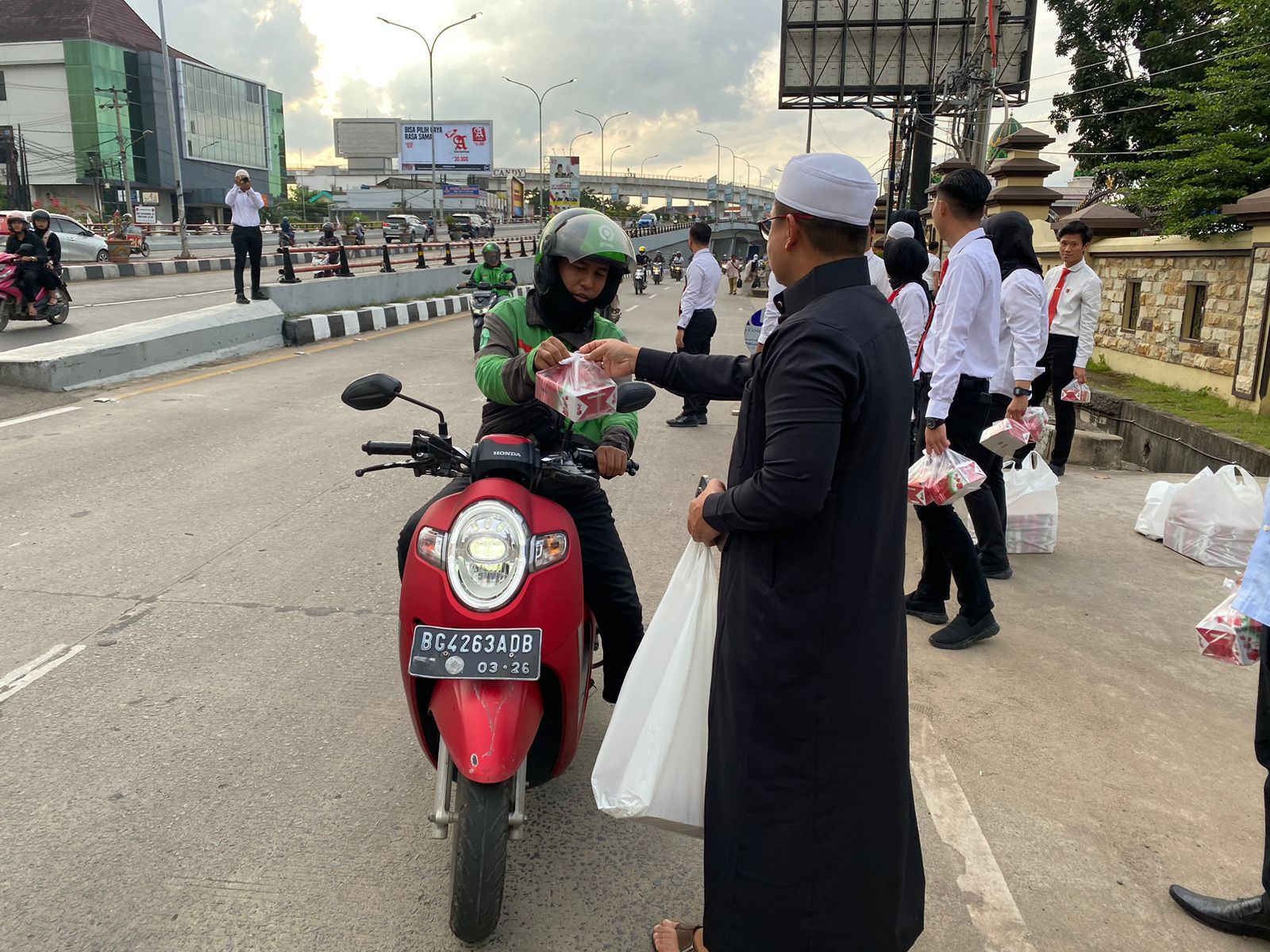 Ditreskrimum Polda Sumsel Bagikan Takjil Untuk Masyarakat