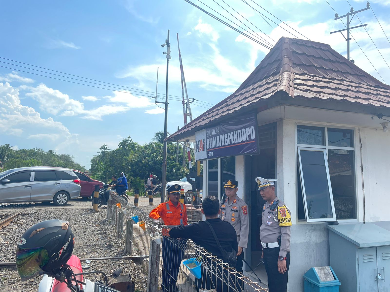Kapolres Muara Enim Pimpin langsung Urai Kamacetan Akibat Kereta Api Babaranjang