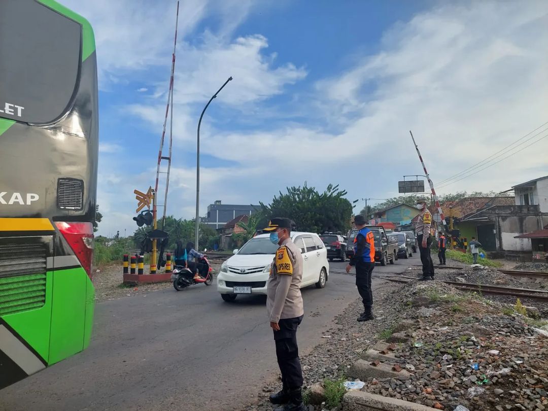 Arus balik Melonjak Tajam, Polres Muara Enim melakukan penambahan Tim Pengurai kemacetan di setiap titik perlintasan KA