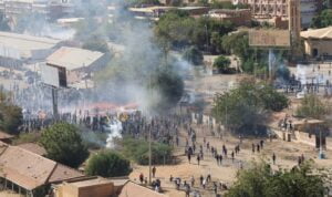 Perang pecah di Ibu Kota Khartoum usai paramiliter Sudan menduduki Istana Presiden hingga bandara internasional dalam upaya kudeta terbaru di negara Afrika itu. (REUTERS/EL TAYEB SIDDIG)