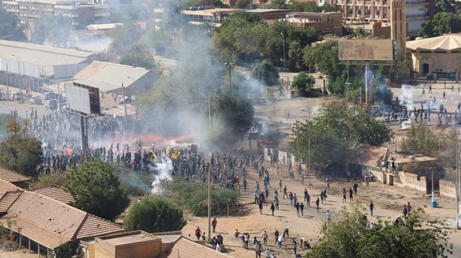 Perang pecah di Ibu Kota Khartoum usai paramiliter Sudan menduduki Istana Presiden hingga bandara internasional dalam upaya kudeta terbaru di negara Afrika itu. (REUTERS/EL TAYEB SIDDIG)
