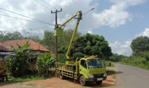 Tindak Lanjuti Aduan Warga di 112, Dinas PU PR Muba Perbaiki Lampu Jalan