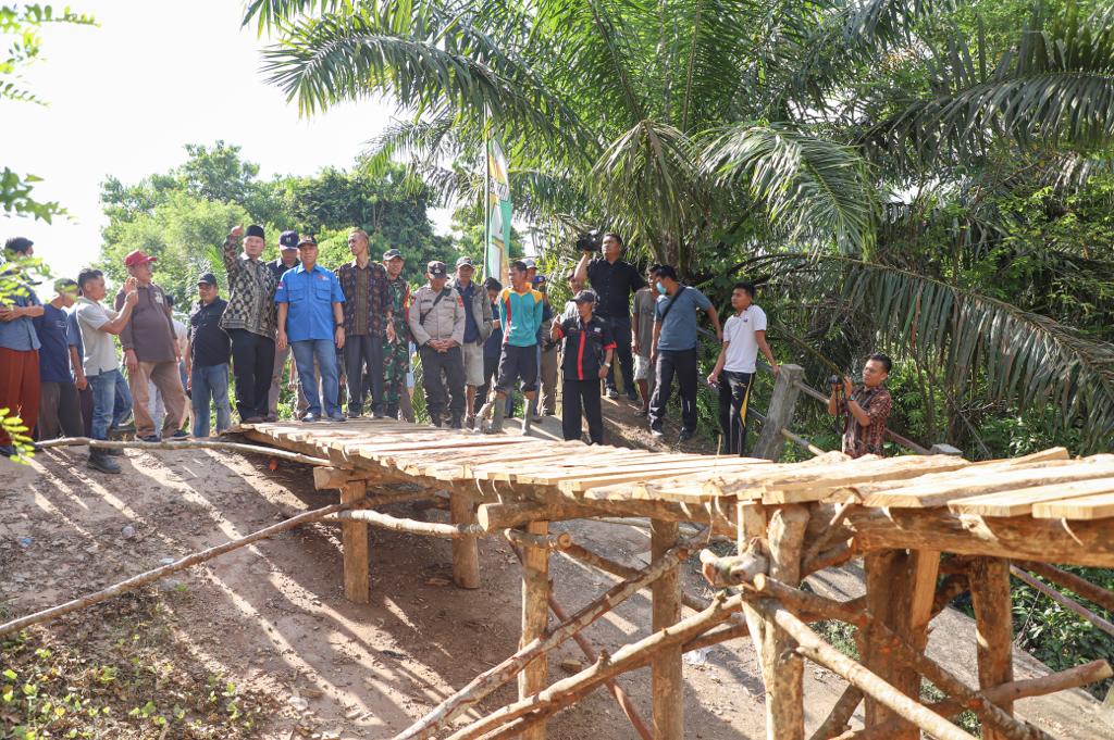 Pj Bupati Muba Tinjau Jembatan Ambruk Akibat Longsor