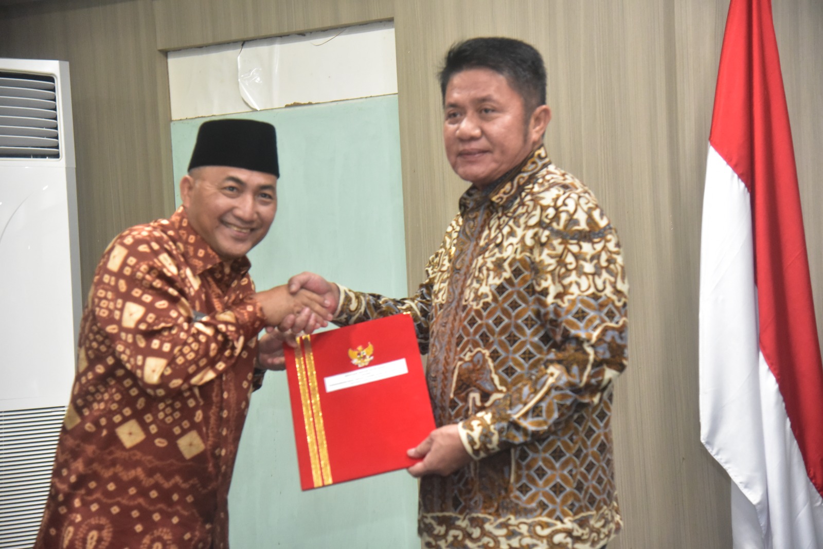 Gubernur Sumsel Herman Deru Serahkan SK Perpanjangan Pj Bupati Muba