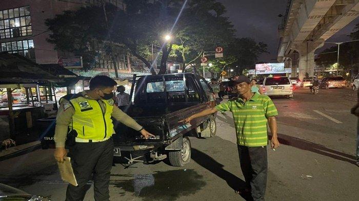 Pemotor Tewas Ditempat Usai Nabrak Pick Up Parkir di Depan Pasar Cinde