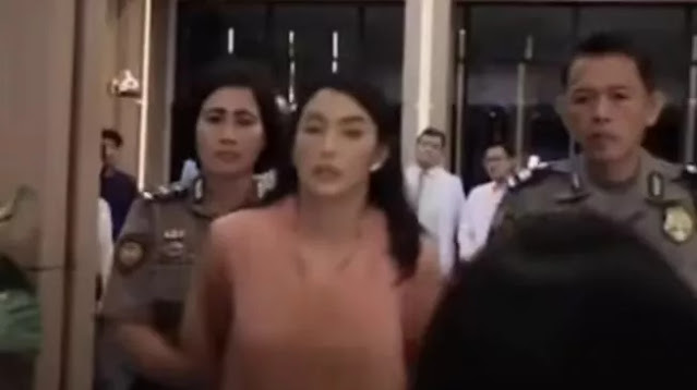Breaking News! Artis Tyas Mirasih Digiring Polisi, Kedua Tangan Diborgol