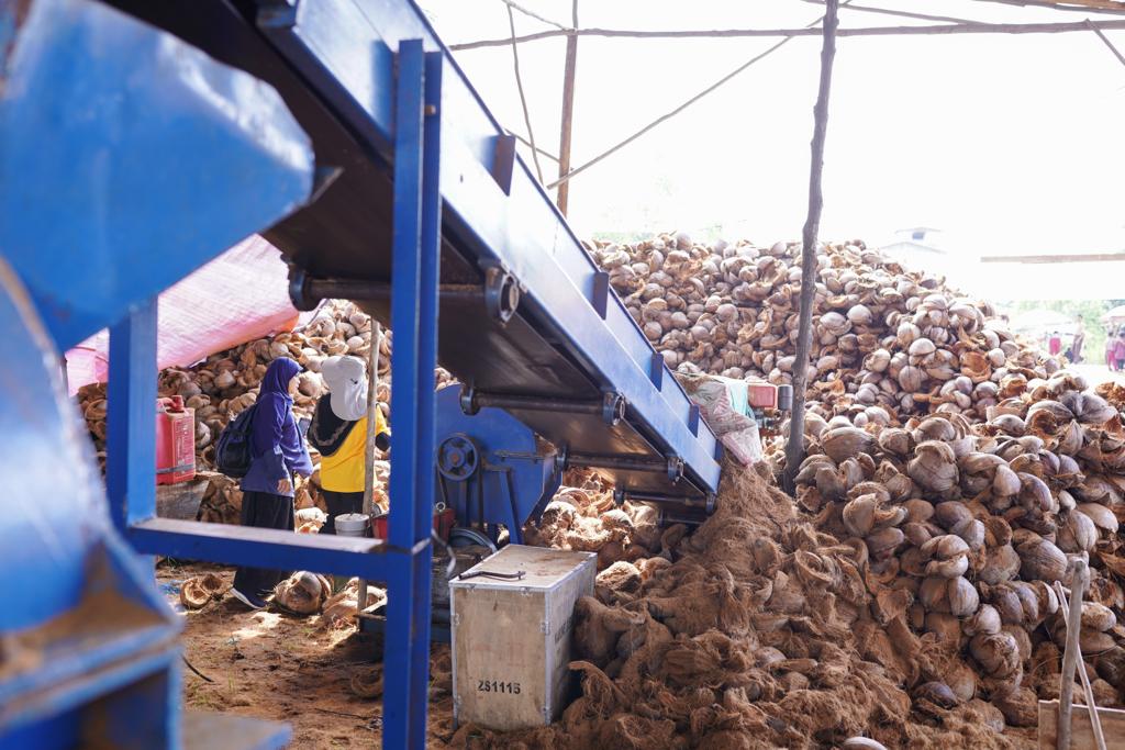 Produksi Kelola Limbah Kelapa Jadi Cocopeat dan Cocofiber di Lalan Dimulai
