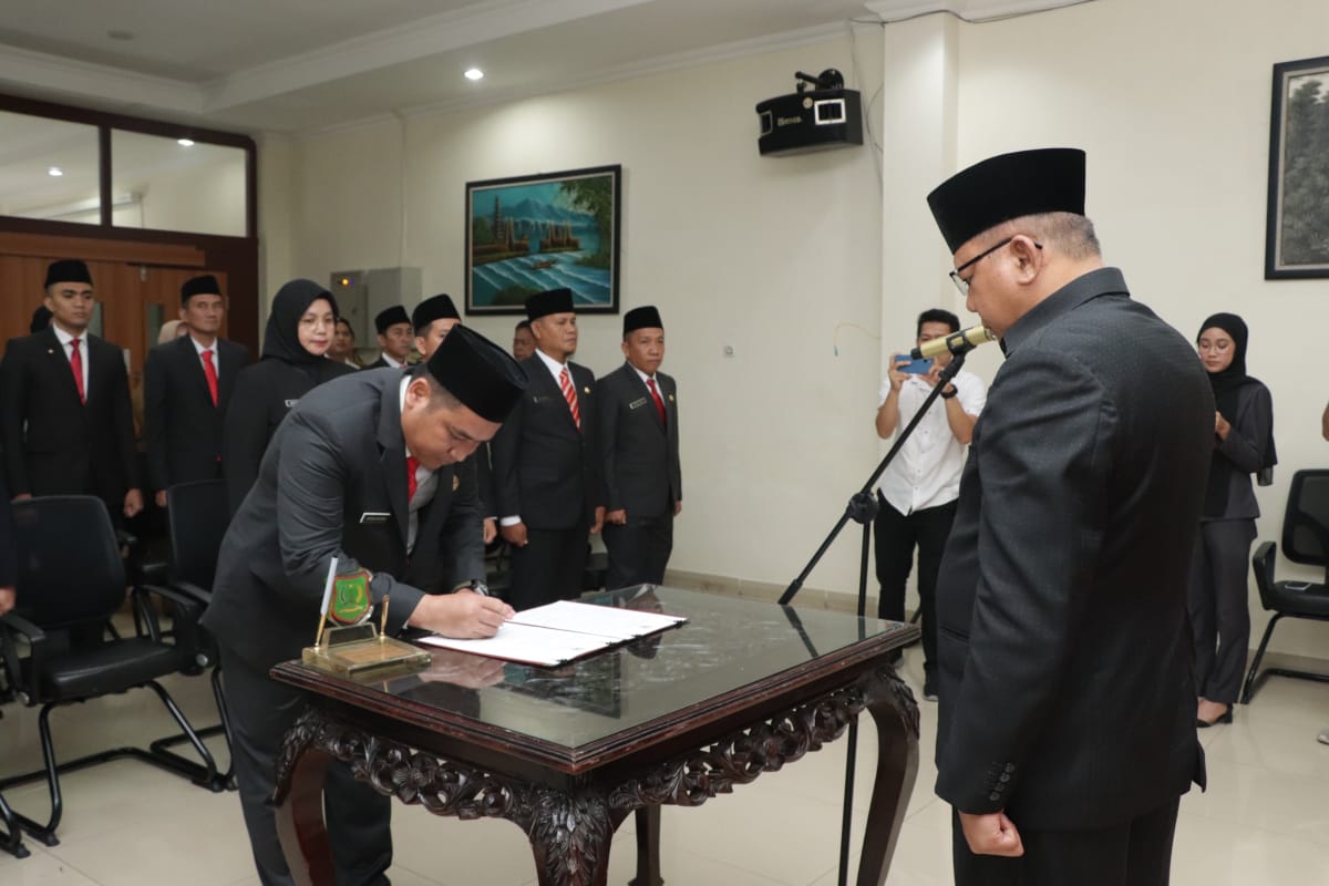 Pj Sekda Lantik Pejabat Administrasi dan Fungsional Pemkab Muba IMG 20230627 WA0022