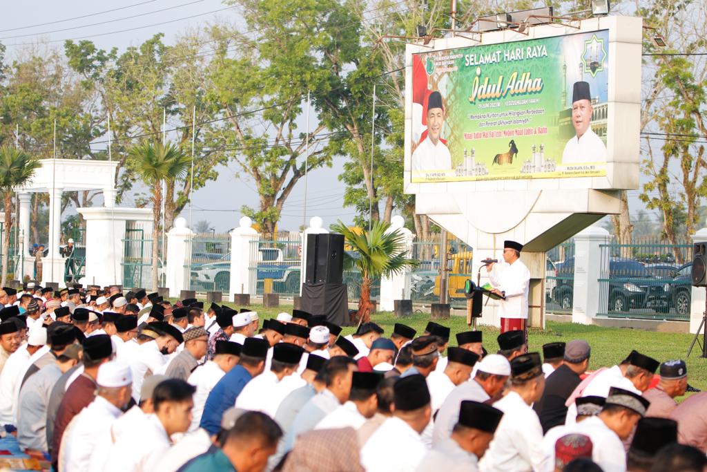Pj Bupati Apriyadi Mahmud Sholat Idul Adha Himbau Cegah Karhutbunlah