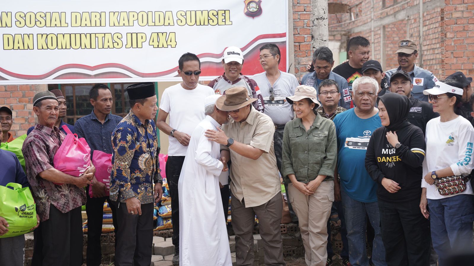 HUT Bhayangkara ke 77, Polda Sumsel Berbagi Bantuan Sembako