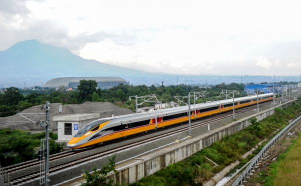 Pemerintah akan Berikan Tiket Gratis Kereta Cepat Jakarta-Bandung Mulai Bulan Depan
