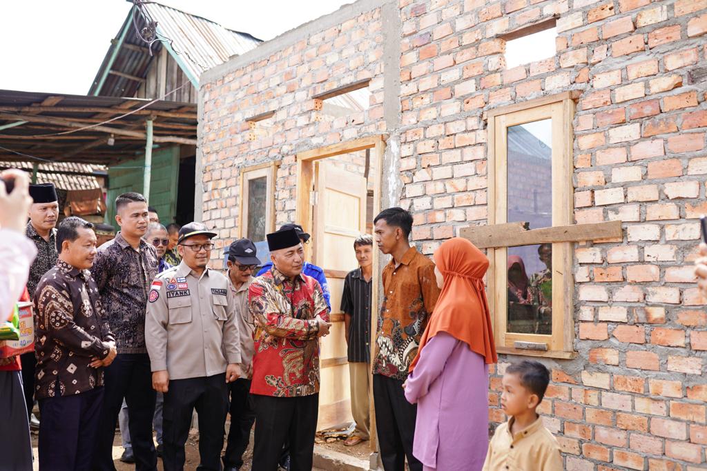 Pj Bupati Muba Tinjau Pembangunan Bedah Rumah Warga di Kecamatan Babat Supat