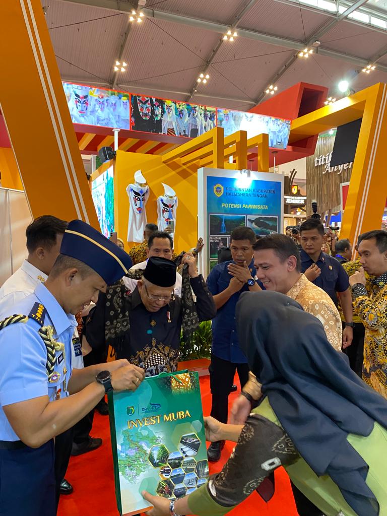 Wakil Presiden Ma’ruf Amin kenakan syal Gambo Muba