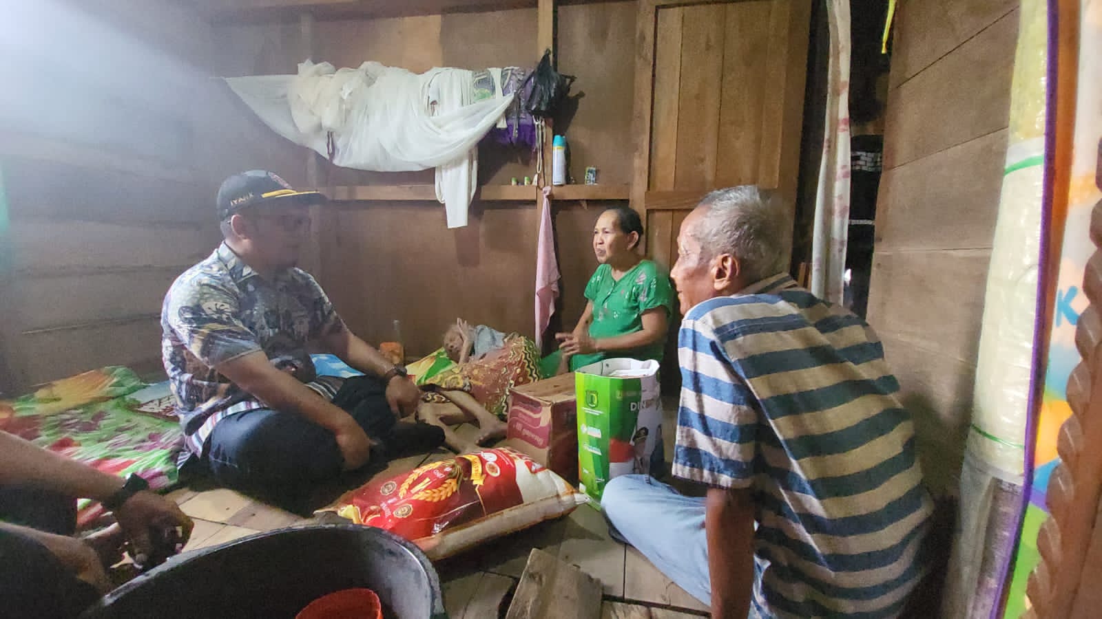 Pemkab Muba Bagikan Puluhan Sembako Untuk Masyarakat Pra Sejahtera