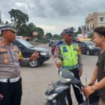 Sat Lantas Polresta Muara Enim Berikan Himbauan Kepada Pengendara Motor  Yang Tidak Menggunakan Helm