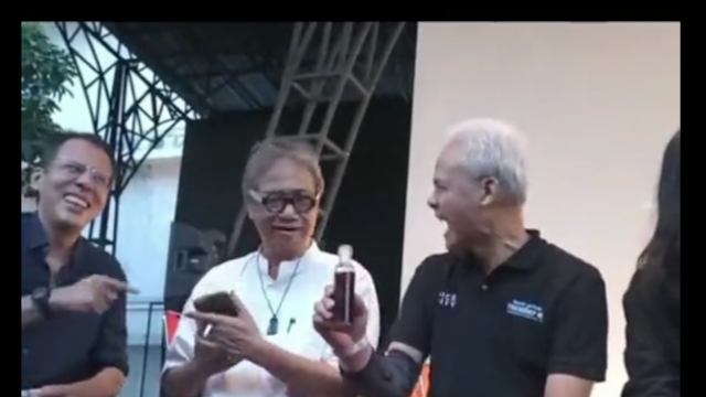 Viral Moment Ganjar Pranowo Sedang Teguk Miras, Netizen: Kerjaan Siapa Ini?