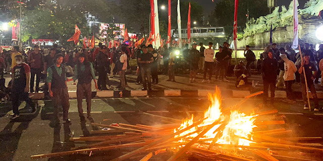 Teriakkan Jokowi Musuh, Ribuan Massa Buruh Mulai Bakar-bakaran di Patung Kuda