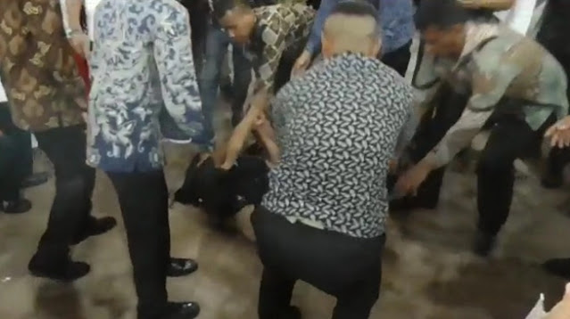 Wanita Ngamuk Lempar Air dan Sandal saat Presiden Jokowi Hadiri Acara Bobby Nasution