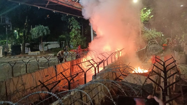 Dibakar Massa Aksi Buruh, Api Berkobar Lahap Beton dan Kawat Berduri Tameng Pertahanan Polisi