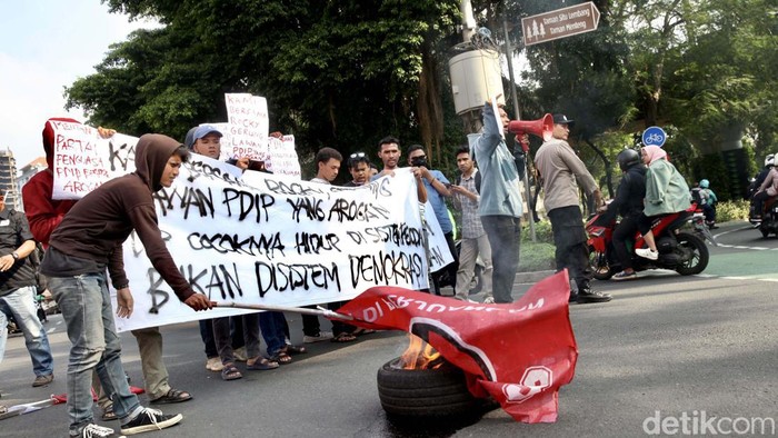 

Bakar Bendera PDIP, HMI: Kami Bersama Rocky Gerung Melawan PDIP Yang Arogansi!