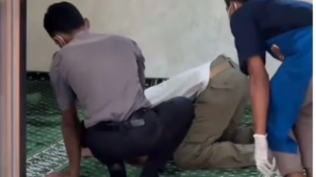 VIDEO! Pemuda Ketiduran Salat hingga Dikira Meninggal Posisi Sujud, Ekspresi Satpam Bikin Salfok: Anjir Kena Prank!