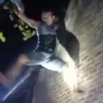 VIDEO!, Panik Dikepung Warga, Pelaku Begal Gelantungan di Atap Rumah: Dikira Sapidermen Kali. Hahaha…