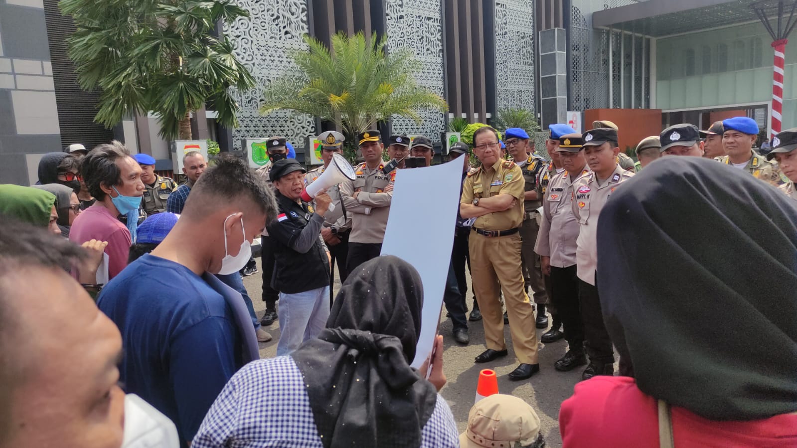 Foto/dok; Aliansi Seniman Mengugat (Asem) menuntut Gubernur Sumatera Selatan (Sumsel) untuk membekukan dan membatalkan Musda Dewan Kesenian Sumatera Selatan (DKSS), Kamis, (24/8/2023) di halaman kantorGubernur Sumatera Selatan (Sumsel).