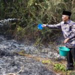 Bawa Air Seadanya, Pj Bupati Muba Padamkan Titik Api