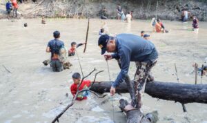 Jaga Tradisi Bekarang, Pj Bupati Muba Nyebur Bareng Warga