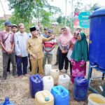 Pj Bupati Langsung Cek Distribusi Air bersih Warga Plakat Tinggi yang saat ini butuh air bersih