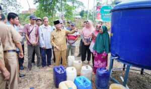 Pj Bupati Langsung Cek Distribusi Air bersih Warga Plakat Tinggi yang saat ini butuh air bersih