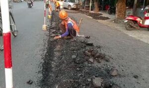 Proyek Jalan Rp1 Miliar di Grobogan Jawa Tengah Dibongkar, Aspal Hancur Hanya dengan Diremas