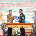 Herman Deru Serahkan Memori Jabatan kepada Pj Gubernur Agus Fatoni