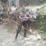 SATGAS YONIF 200/BN BERSAMA WARGA GOTONG ROYONG BERSIHKAN KAMPUNG SATGAS YONIF 200/BN BERSAMA WARGA GOTONG ROYONG BERSIHKAN KAMPUNG