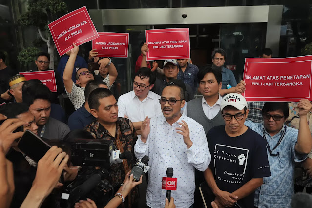 Bersyukur Firli Bahuri Ditetapkan Tersangka, Abraham Samad Hingga Eks Pegawai KPK Lakukan Aksi Potong Rambut Botak Plontos